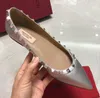 디자이너 신발 신발 플랫 신발 여성 특허 가죽 섹시한 지적 발가락 슬립 온 여성용 숙녀 파티 리벳 Zapatos De Mujer