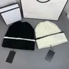 Классическая вышитая цветочная вязаная шляпа повседневная женская шерстяная шерсть зима теплая шапочка/кепки для черепа модные уличные шляпы шляпы Черный белый