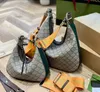 22FW sacs à bandoulière de luxe 5A top cross body totes designer femmes sac à main deux lettres impression rétro croissant sacs deux tailles dames portefeuilles bon