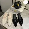 Mujeres Mules Sandalias plisadas Zapatillas de cuero Zapatos de mujer Pisos Chanclas Diseñadores Moda Diapositivas Punta estrecha Sexy Verano