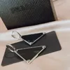 2022 Designerörhängen för kvinnor smycken Luxurys Studs Designer Earring Black Triangles Party Wedding Present 2209082