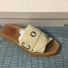 Woody Flat Mule Pantofle Projektant Kobiety Slajdy Sandały Outdoor Fashion Beach Slipper Shoes Rozmiar 35-42