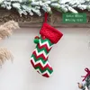 Decorazioni natalizie lavorate a maglia, calzini, sacchetti regalo, sacchetti di caramelle per la casa, ornamenti appesi per l'albero di Natale