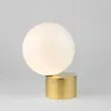 Lampade da tavolo moderno Designer post-moderno Designer morbido Lampada da ballo in vetro Soggiorno Decorativo
