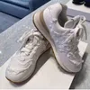 MIU Fashion Luxury Family CoブランドKhaki Sneakers Women 2022 Summer New LetterRaw Canvas汎用性の高い小さな白い靴