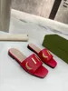 Designer Slippers Dames Slippers Merk Platte Casual Schoenen Zomer Mode Alfabet Strandschoenen Goud Zilver Vierkante Teen Sandalen Met Doos Grote Maat