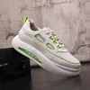 Brittisk designer sn￶rning br￶llopskl￤nning festskor mode non-halp andningsbara vita avslappnade sneakers runda t￥ tjock botten f￶retag som k￶r promenad loafers j136