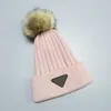 Ontwerpers beanie hoeden warme pluche herfst winter vrouwen massieve kleur pom pom caps mode gebreide pet wollen hoed