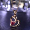 Collane con ciondolo Elegante cuore vuoto rubino a forma di cuore pieno di diamanti Catena tridimensionale a clavicola con diamante rosso pesca