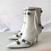 Cagole ontwerpers laarzen gesp verfraaid getextureerd leer hakken knielaars schoenen met ritssluiting aan de zijkant spitse neus naaldhak hoge laars modemerk luxe schoen 2022