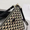 Triángulo Axilar Bolsos de embrague Bolso de mujer Cartera Mensajeros Bolsos de hombro Esmalte Letras de metal Mango de cuero extraíble Cremallera Bolsos individuales desmontables