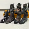 2022 Botas de tornozelo femininas designer de luxo martin deserto bege e ébano 100% couro genuíno acolchoado sapatos de inverno com cadarço sola de borracha com caixa n° 13