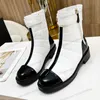 Botas femininas de design de pele de carneiro couro envernizado com salto grosso baixo zíper carta corrente moda bota de neve clássico preto branco acolchoado