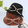 Berretti Cappelli stile Fedora in feltro di lana imitazione Cappello a secchiello vintage alla moda Cappello a tesa larga con fiocco Decorazione Jazz Bombetta femminile calda