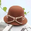 Basker imitation ull filt fedoras hattar fashionabla vintage hink hatt bred brim bowknot dekoration jazz varm kvinnlig bowler