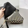 Triángulo Axilar Bolsos de embrague Bolso de mujer Cartera Mensajeros Bolsos de hombro Esmalte Letras de metal Mango de cuero extraíble Cremallera Bolsos individuales desmontables