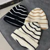 Chapeaux coréen rayé tricoté femmes tout match chaud noir et blanc motif lettre laine chapeau hiver Skullies bonnets