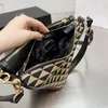 Triángulo Axilar Bolsos de embrague Bolso de mujer Cartera Mensajeros Bolsos de hombro Esmalte Letras de metal Mango de cuero extraíble Cremallera Bolsos individuales desmontables