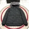 Mens Down Jacket Parkas Gold Badge 따뜻한 바람 방풍 외부웨어 코트 두껍게 차가운 겨울 코트 칼라 칼라 품질 외투 복구 재킷 플러스 크기에 저항합니다.