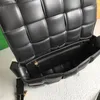 Großhandel elegante gewebte Tasche Damen Messenger Bags schlichter Faden echtes Leder Pailletten Haspe weiche Klappe solide Tofu kleine quadratische Brötchen Rechteck