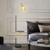 Golvlampor ljus lyxig designkänsla vardagsrum soffa bredvid sovrummet sovrum hörn rack soffbord ligjting