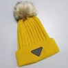 Designers Beanie Chapeaux Warm Plush Automne Hiver Femmes Couleur Unie Pom Poms Caps Mode Bonnet Tricoté Chapeau De Laine