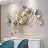 Horloges murales Horloges créatives Salon Lumière Horloges murales de luxe Décoration de la maison Feuille de Ginkgo Art Montres murales atmosphériques 220909
