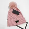 Bonnet en tricot doux pour femmes avec pompons en fausse fourrure