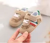 Första vandrare nyfödda trycker sneakers casual skor mjuk sula föregångare spädbarn baby sportskor barn designer sko