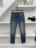 Die neuen elastischen Jeans für Herren im Designer-Stil sind bequem und vielseitig