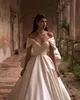 Oszałamiające sukienki ślubne z dużymi dziobami ślubnymi sukni z ramion szyi linia zamiatająca pociąg satynowy szatę de mariee