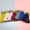 Ontwerpers beanie hoeden warme pluche herfst winter vrouwen massieve kleur pom pom caps mode gebreide pet wollen hoed