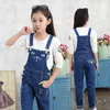 Overaller höst denim overaller för barn tonåriga pojkar jeans jumpsuit vårfickor flickor dungarees haklappar cowboy barn kläder 220909