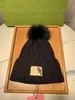 Chapeau de créateur de luxe tricot tricot lettre populaire pom bonnet chouchisse en laine chaude ski hiver