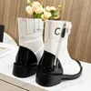 Botas femininas de design de pele de carneiro couro envernizado com salto grosso baixo zíper carta corrente moda bota de neve clássico preto branco acolchoado