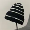 Chapeaux coréen rayé tricoté femmes tout match chaud noir et blanc motif lettre laine chapeau hiver Skullies bonnets