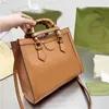 Bolsas de noite com alça de bambu Bolsas clássicas femininas de grife Bolsas de couro vintage Bolsas femininas de ombro combinando com as cores Bolsas de compras com letras grandes