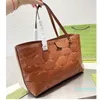 37 cm Épaule Boutique Sac Femmes Relief Fourre-Tout Sacs À Main Bourse En Cuir Véritable De Haute Qualité Grande Capacité De Mode Lettres Fil Empreinte Classique Or Matériel 2022