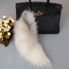 Keychains 40 cm Fox Fur Tail Women's Keychain hanger pluizige sleutelhangers voor vrouwelijke luxe accessoires voor handtassen vrouwelijk idee cadeau meisjes T220909