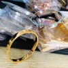 Love Series 18K Gold Bangle AU 750 FADE OFFICIAL REPLICA TOPALKVALITET LUXURY Märke smycken Premiumgåvor Par Armband3602339