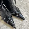 Cagole Belt Buckle Decoration Knee High Boots 여성용 가죽 사이드 지퍼가 뾰족한 섹시한 패션 럭셔리 디자이너 공장 신발 워크 쇼 연회 부츠