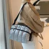 Kvällspåsar designer puffy crossbody väska för kvinnor solid fyrkantig axel luft bomull mode ljus koppling casual handväskor vadderad handväska