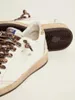 Dirty Shoes Sneakers Low Top Kleines Designer-Luxus-italienisches Retro-Weißleder mit farbiger Glitzer-Fersenlasche Handgefertigt von Ball Star Ltd und Star