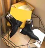 الأحذية 2021 النساء مصمم الأحذية محبوك تمتد مارتن جلد أسود فارس المرأة قصيرة التمهيد تصميم الأحذية عارضة Luxurys مصمم الأحذية