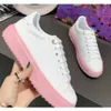 Pelle PU Fondo rosa Suola spessa Sneakers Stringate Moda Lettera Stampe Scarpe da donna Punta tonda Scarpe da ginnastica casual Calzature femminili kmkl0000001