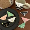 BARRETTES Big Triangle Letter Coils Clips With Stamp Women Letters Barrettes Conception spéciale ACCESSOIRES DE CHILON MULTICOLOR CADEAU