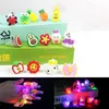 10 pezzi anelli di bagliore natalizio in un giocattolo per spilla scuro flash led Santa Snowman Shine Toys Party Child Child Navidad Party Decoration5742103