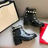 مصممة الحائز على جائزة النساء أحذية العلامة التجارية Flamingos Love Arrow Medal Martin Boot Winter Leather Leather Coarse High Heel Shoes Luxury Desert Heeled Boots Witbox