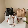 2021 Daily Bag Womens New Borsa a tracolla di grande capacità Borsa a secchiello a tracolla Fashion Coulisse Presbyopic Cesto di verdure Colore a contrasto Wo