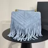 Borsa a catena media in pelle scamosciata leggera con frange Patta con chiusura a scatto magnetica Borsa a tracolla in pelle trapuntata Borsa a tracolla di design di lusso con manico superiore